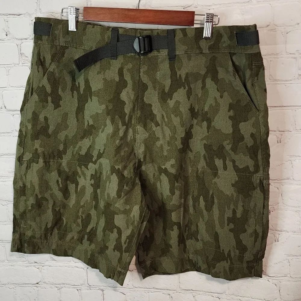 Men's Lake & Trail camo cargo shorts, size Large
